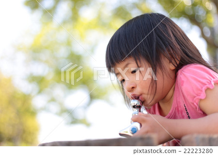 一個女孩喝水 一個女孩喝水 22223280