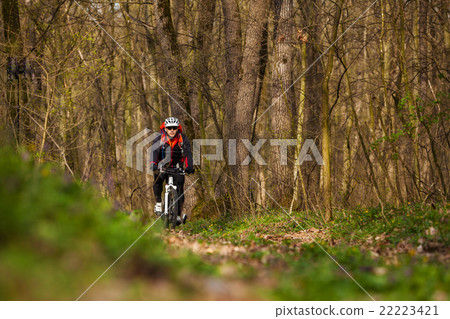 Mountain Bike cyclist riding single track 22223421