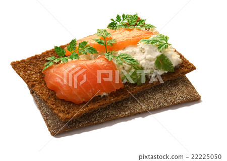 Bread crisp with salmon, soft cheese and chervil 22225050