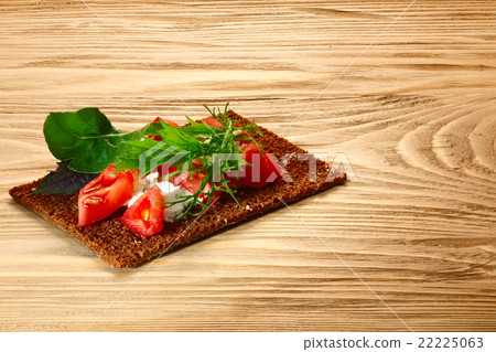 Bread crisp with tomato, cheese and arugula Bread crisp with tomato, cheese and arugula 22225063