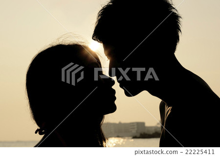 親吻在日落海的夫婦 22225411