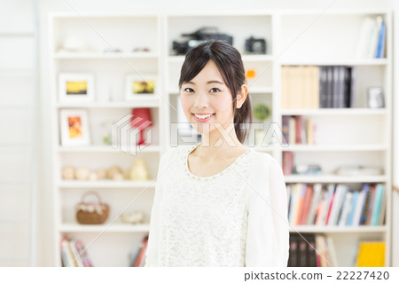 放鬆在屋子裡的婦女 放鬆在屋子裡的婦女 22227420