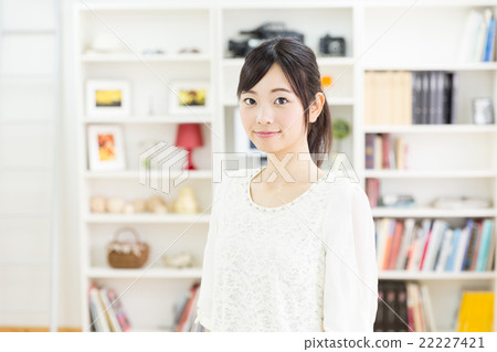 放鬆在屋子裡的婦女 放鬆在屋子裡的婦女 22227421