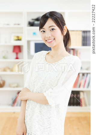 放鬆在屋子裡的婦女 放鬆在屋子裡的婦女 22227422