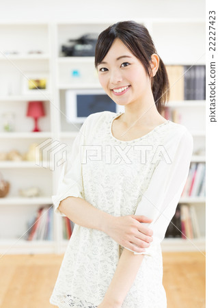 放鬆在屋子裡的婦女 放鬆在屋子裡的婦女 22227423