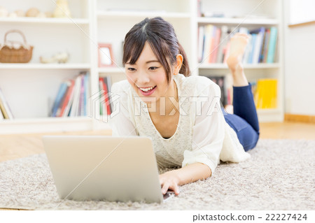 一個女人使用電腦 一個女人使用電腦 22227424