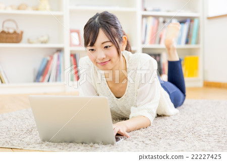 一個女人使用電腦 一個女人使用電腦 22227425