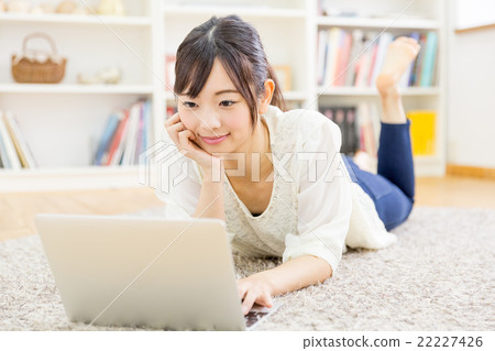 一個女人使用電腦 22227426