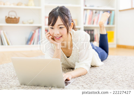 A woman using a computer 22227427