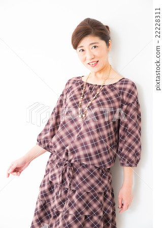 Portrait middle women 22228311
