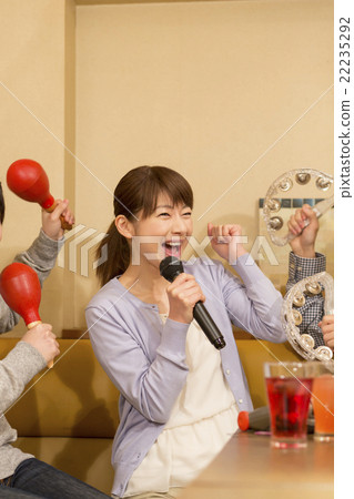 Japanese men and women with excitement at karaoke 22235292
