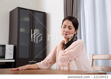 A woman with a shoulder 22238452