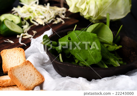 croutons of white bread and spinach served 22243000