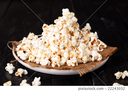 bowl of popcorn  22243032