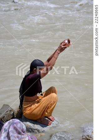 祈禱在恒河的婦女 22248665