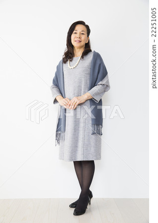 Portrait middle women 22251005