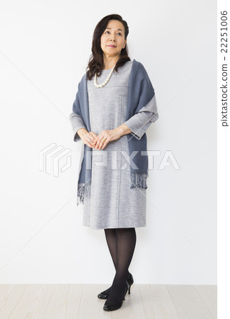 Portrait middle women 22251006