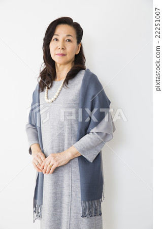 Portrait middle women 22251007