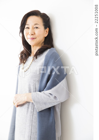 Portrait middle women 22251008
