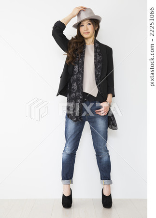 Portrait middle women Portrait middle women 22251066