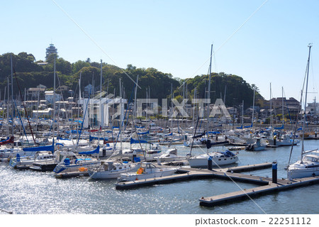 在Enoshima燈塔和遊艇港口的巡洋艦停泊 在Enoshima燈塔和遊艇港口的巡洋艦停泊 22251112