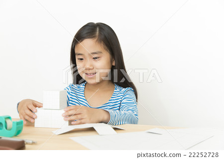 工作在女孩女孩小學數學的女孩 工作在女孩女孩小學數學的女孩 22252728