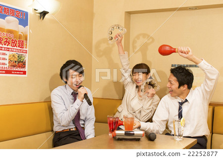 Japanese men and women returning from companies that are excited with karaoke 22252877