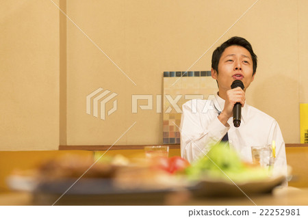 唱歌在卡拉OK演唱的商人 唱歌在卡拉OK演唱的商人 22252981