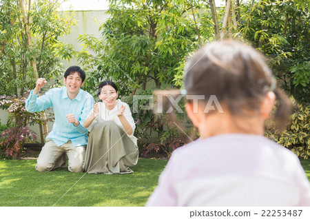 Family image (outdoor) Family image (outdoor) 22253487