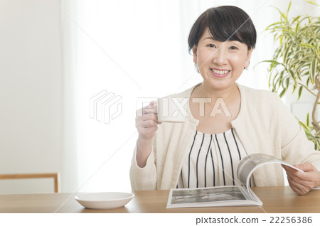 中年婦女看雜誌 中年婦女看雜誌 22256386