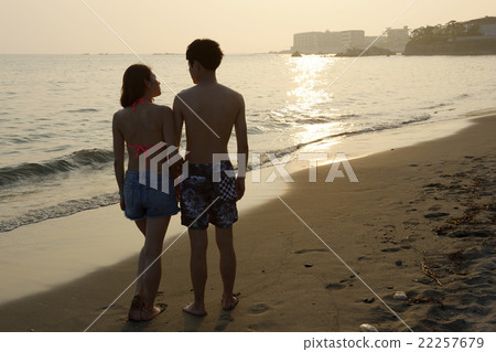 Couple snuggly at the sunset sea 22257679