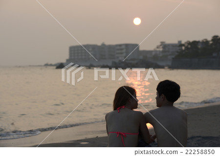 Couple snuggly at the sunset sea Couple snuggly at the sunset sea 22258850