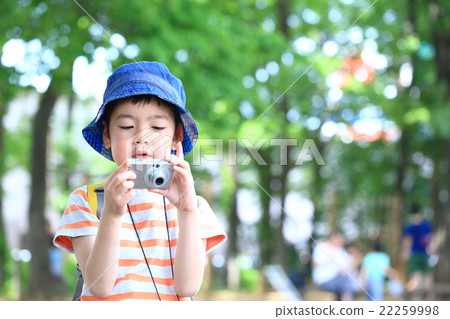 Elementary school student hiking 22259998