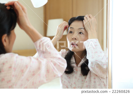 婦女在護髮睡衣 22260826