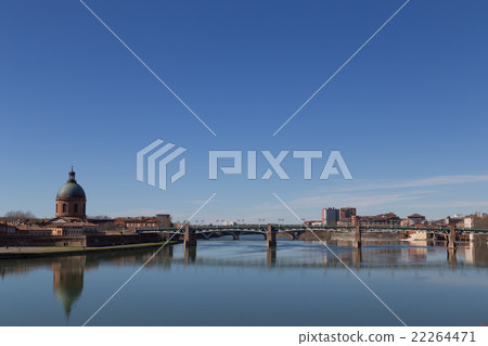 View over Garonne River in Toulouse 22264471