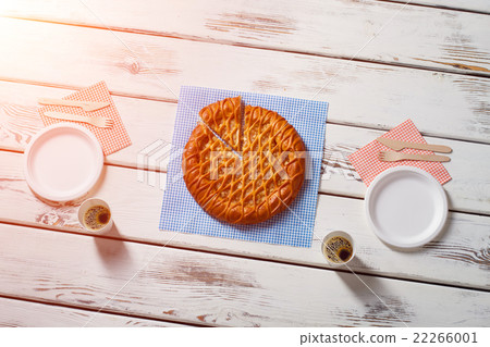 Sliced pie, plates and cups. 22266001