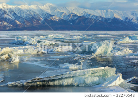 Large blocks of ice crack. 22270548