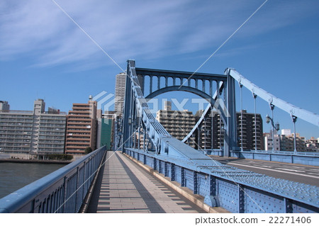 在隅田川的一座藍色橋樑 在隅田川的一座藍色橋樑 22271406
