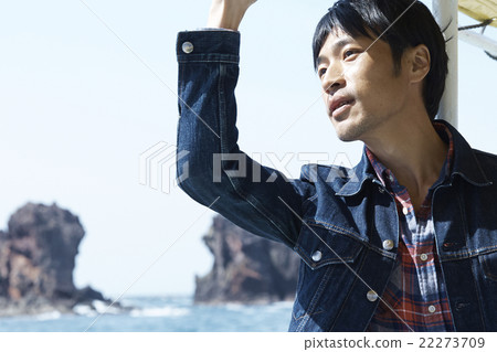 男子從船上欣賞美景 22273709