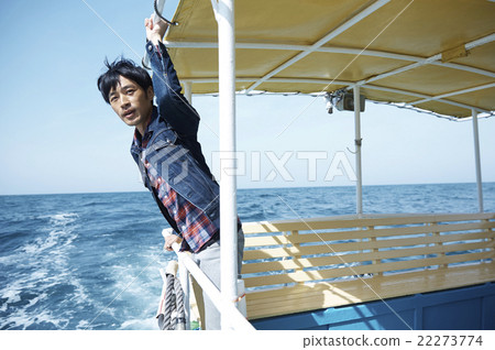 男子從船上欣賞美景 22273774