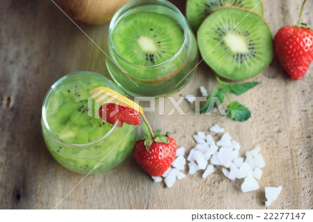 juice kiwifruit with strawberry 22277147