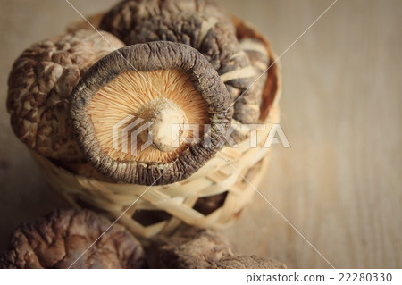 heap dried shiitake mushrooms 22280330