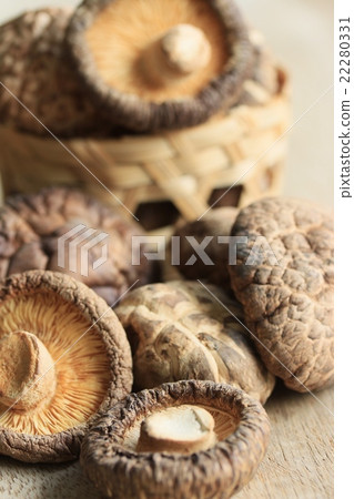 heap dried shiitake mushrooms 22280331