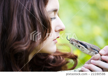 Human contact with wildlife Human contact with wildlife 22280586