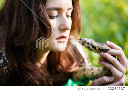 Human contact with wildlife Human contact with wildlife 22280587