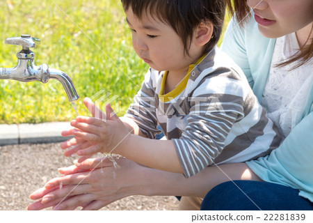 Families playing in the park Families playing in the park 22281839