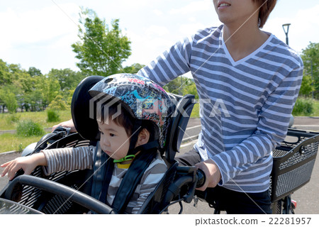 Papa and infant to go out with a bicycle with children Papa and infant to go out with a bicycle with children 22281957