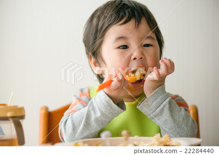 A boy who eats 22284440