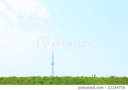 看起來很遠的春天綠色和藍天天空樹 22284750