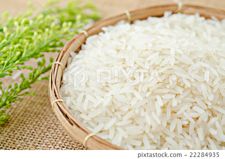 Raw white rice in wood basket.-照片素材（圖片） [22284935] - PIXTA圖庫
